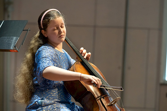 Charlotte Melkonian (Violoncello) ist Preisträgerin des Dr. Alexander Sikorski-Stipendiums. Hier spielt sie beim Wettbewerb des Deutschen Musikinstrumentenfonds 2026. © David Ausserhofer