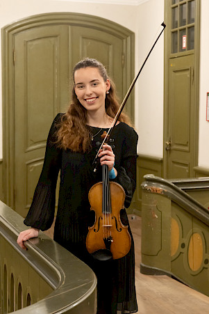 Elena Meyer spielt seit Februar 2026 eine Violine von Nicolas Lupot, Paris 1810, die ihr beim Wettbewerb des Deutschen Musikinstrumentenfonds als Leihgabe überreicht wurde. © David Ausserhofer